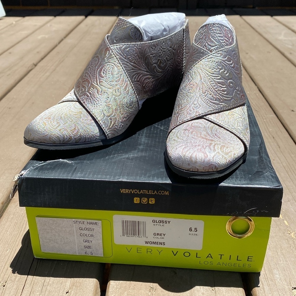 Very Volatile satin glossy silver floral embossed ankle booties size 6.5
